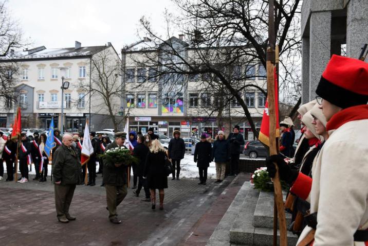 Leśnicy&#x20;podczas&#x20;składania&#x20;kwiatów&#x20;dla&#x20;upamiętnienia&#x20;powstania&#x20;styczniowego&#x20;w&#x20;Radomiu&#x20;pod&#x20;mauzoleum&#x20;płk&#x20;Dionizego&#x20;Czachowskiego&#x20;&#x20;fot&#x2e;&#x20;Dorota&#x20;Święcka